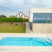 Lyra – En Elegant Glasfiberpool för Din Trädgård